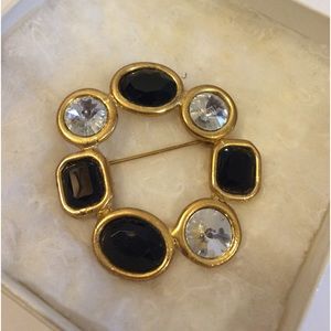 VINTAGE GOLDTONE BROOCH WITH BLACK AND CLEAR STONES